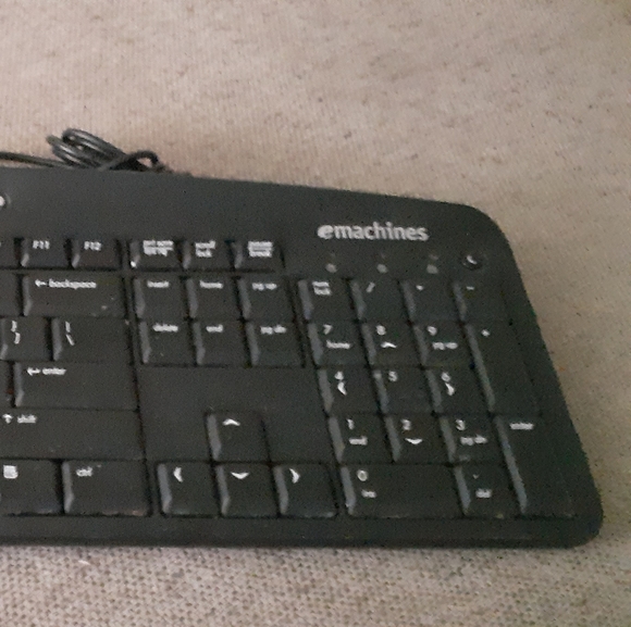EMachine PS2 slim wired desktop keyboard - Picture 3 of 4